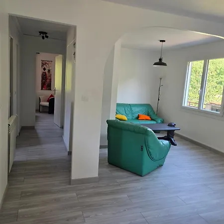 La Maison Des Eurasiers شقة